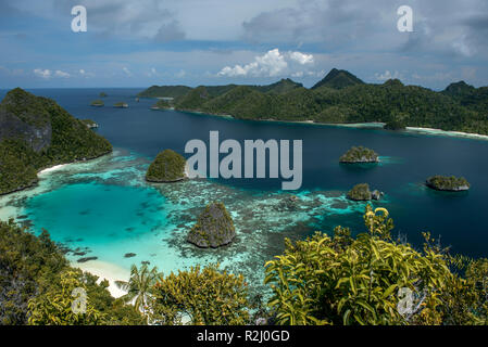 Vue depuis l'île de Wayag, Raja Ampat, Papouasie occidentale, en Indonésie Banque D'Images