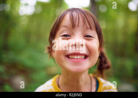 Portrait of a smiling Girl standing outdoors, United States Banque D'Images