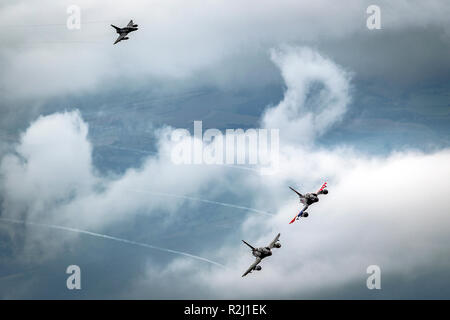 Deux France Air Force en vol du Mirage 2000. Photographié au Royal International Air Tattoo (RIAT) Banque D'Images