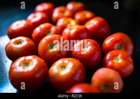 Les tomates fraîchement lavés Banque D'Images
