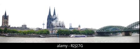 La cathédrale de Cologne et le bord de l'eau Banque D'Images