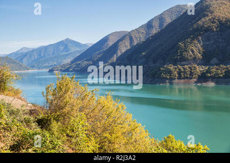 Réservoir Zhinvali sur fleuve Aragvi en Géorgie. Belle journée ensoleillée en automne paysage Banque D'Images