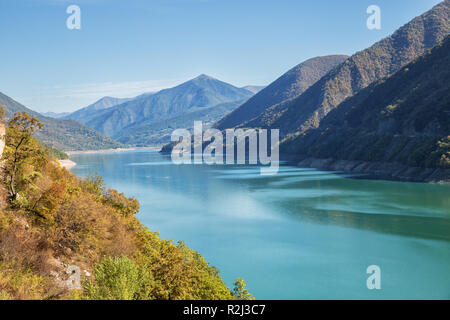 Réservoir Zhinvali sur fleuve Aragvi, Géorgie. Belle journée ensoleillée en automne paysage Banque D'Images