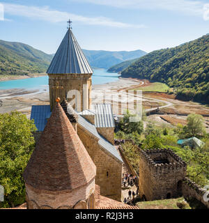 Vue panoramique sur la forteresse d'Ananuri rivière Aragvi et Réservoir Zhinvali en automne. La Géorgie Banque D'Images