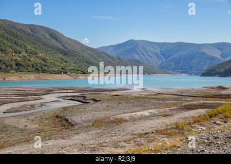 L'endroit où la rivière coule dans l'Aragvi Réservoir Zhinvali en automne, à faible niveau d'eau. La Géorgie Banque D'Images