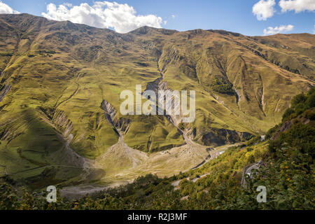 Vue panoramique de la route militaire géorgienne, à la vallée de la rivière Aragvi Banque D'Images