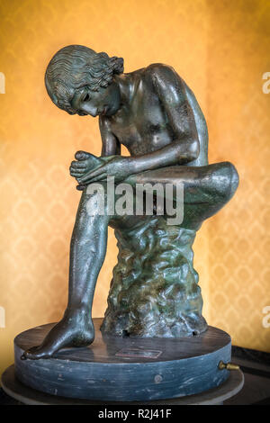 'Spinario', garçon tirant une épine de son pied. Un 1er centuary BC Romain, bronze, statue dans le Palazzo dei Conservatori, partie de la Musée Capitolin Banque D'Images