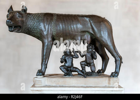 La Louve du Capitole, une 11e au 12e siècle sculpture en bronze représentant une louve allaitant les jumeaux mythiques fondateurs de Rome, Romulus et Remus. En th Banque D'Images