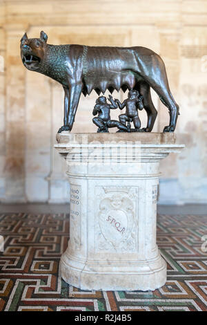 La Louve du Capitole, une 11e au 12e siècle sculpture en bronze représentant une louve allaitant les jumeaux mythiques fondateurs de Rome, Romulus et Remus. En th Banque D'Images