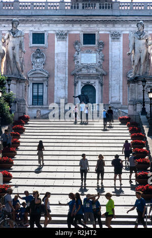 Les touristes sur les étapes menant à la Piazza del Campidoglio et les Musées du Capitole, au sommet de la colline du Capitole, en regardant vers la façade de l'hôtel Banque D'Images