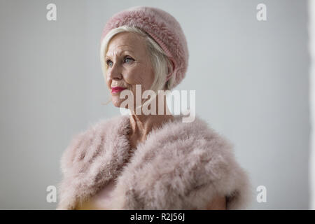Portrait of senior woman wearing fur élégant Banque D'Images