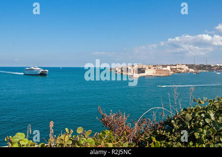 Ferry Catamaran Jean de la Valette entre dans le Grand Port, de Malte, après une course à partir de la Sicile. Plus grand navire de son genre dans le bassin méditerranéen Banque D'Images