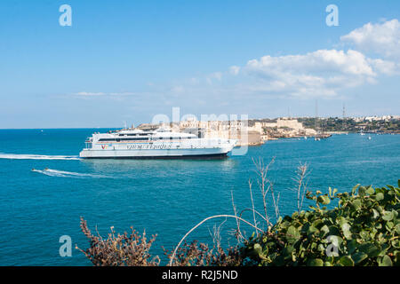 Ferry Catamaran Jean de la Valette entre dans le Grand Port, de Malte, après une course à partir de la Sicile. Plus grand navire de son genre dans le bassin méditerranéen Banque D'Images