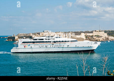 Ferry Catamaran Jean de la Valette entre dans le Grand Port, de Malte, après une course à partir de la Sicile. Plus grand navire de son genre dans le bassin méditerranéen Banque D'Images