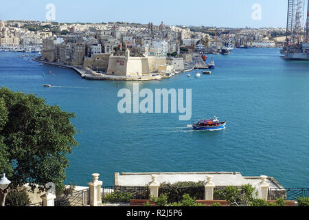 Grand Port et de la ville de Sliema, Malte, comme vu de la valette's Upper Barakka Gardens Banque D'Images