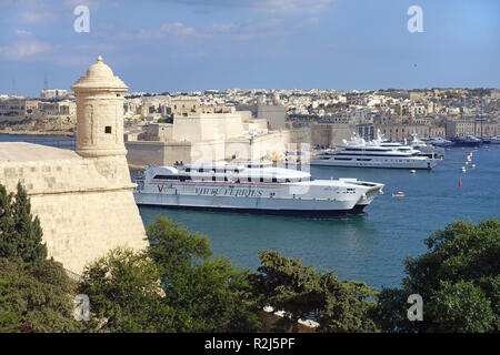 Ferry Catamaran Jean de la Valette entre dans le Grand Port, de Malte, après une course à partir de la Sicile. Plus grand navire de son genre dans le bassin méditerranéen Banque D'Images