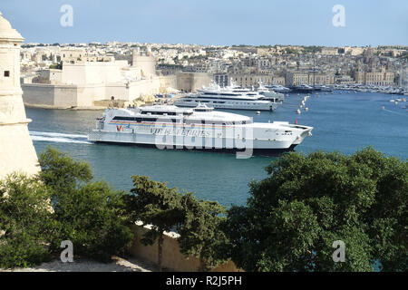 Ferry Catamaran Jean de la Valette entre dans le Grand Port, de Malte, après une course à partir de la Sicile. Elle est la plus grande de son genre dans le bassin méditerranéen Banque D'Images