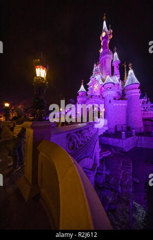 Disneyland Paris, France, Novembre 2018 : du Château de La Belle au bois dormant dans la nuit. Banque D'Images