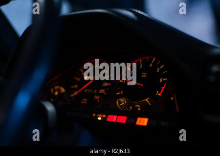 Close up of old car dashboard ou tableau de bord dans l'intérieur sombre Banque D'Images