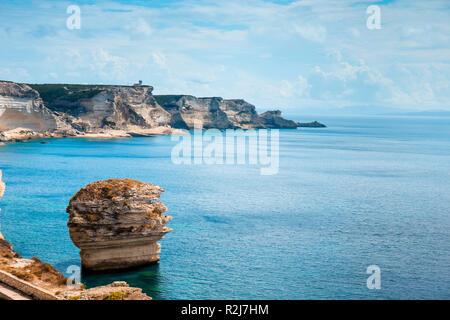 Une vue sur le paysage pittoresque des falaises sur la mer Méditerranée à Bonifacio, Corse, en France, en mettant en évidence le fameux Grain de Sable mer st Banque D'Images