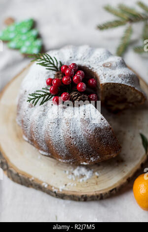 Noël et nouvel an gâteau avec des baies et le brunch de noël sur fond blanc en bois Banque D'Images