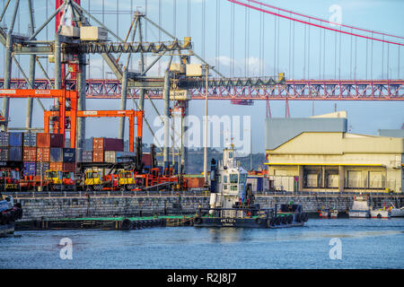 Port International de Lisbonne dans le Tage avec des grues et des conteneurs d'expédition. Banque D'Images