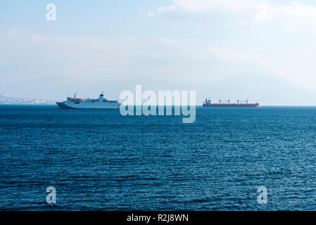 Tanker et la chemise à l'horizon de la mer. Navires près de la ville de Naples en Italie. Banque D'Images