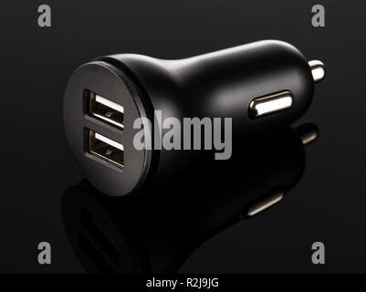 Chargeur voiture double usb sur fond noir. Hero shot de photographie de produits Banque D'Images
