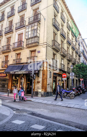 Vieilles maisons typiques dans le quartier littéraire le centre-ville de Madrid, capitale de l'Espagne. Banque D'Images