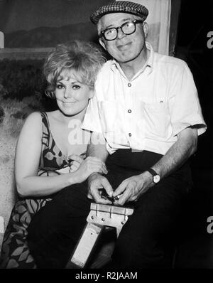 Titre original : KISS ME, stupid. Titre en anglais : KISS ME, stupid. Année : 1964. Réalisateur : Billy Wilder. Stars : Kim Novak, Billy Wilder. Credit : United Artists / Album Banque D'Images