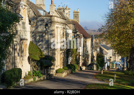 Cottages en pierre de Cotswold sur la Colline, Burford, Cotswolds, Gloucestershire, Angleterre, Royaume-Uni, Europe Banque D'Images