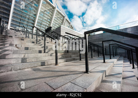 La composition de la main courante sur NSC Olimpyiskiy stadium à Kiev, Ukraine avec ciel bleu profond sur l'arrière-plan Banque D'Images