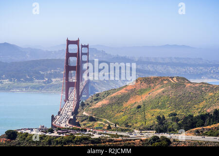 Vue aérienne du Pont du Golden Gate et l'autoroute bordée par les vertes collines de Marin Headlands sur un matin ensoleillé ; baie de San Francisco Banque D'Images