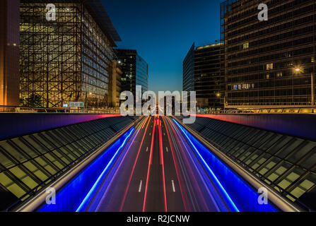 Le quartier européen et Rue de la Loi au crépuscule avec le bleu et le rouge light trails à Bruxelles, Belgique. Banque D'Images