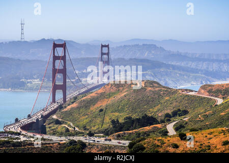 Vue aérienne du Pont du Golden Gate et l'autoroute bordée par les vertes collines de Marin Headlands sur un matin ensoleillé ; baie de San Francisco Banque D'Images