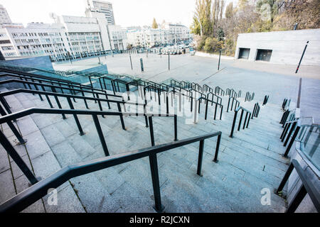 La composition de la main courante sur NSC Olimpyiskiy stadium à Kiev, Ukraine avec ciel bleu profond sur l'arrière-plan Banque D'Images