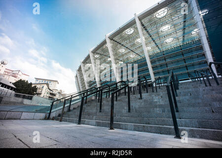 La composition de la main courante sur NSC Olimpyiskiy stadium à Kiev, Ukraine avec ciel bleu profond sur l'arrière-plan Banque D'Images