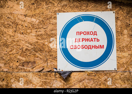 'Ouvrir' entrée - plaque constructeur en langue russe sur le morceau de MDF Banque D'Images