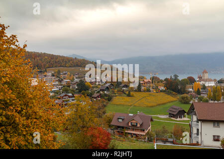 Spiez, vue sur la ville sur les rives du lac de Thoune dans l'Oberland bernois suisse du canton de Berne, Suisse Banque D'Images