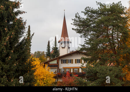 Spiez, vue sur la ville sur les rives du lac de Thoune dans l'Oberland bernois suisse du canton de Berne, Suisse Banque D'Images