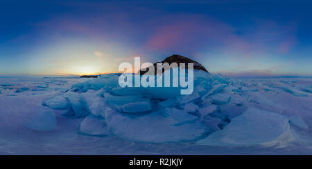 Vue panoramique à 360° de Dawn violet de buttes de glace sur le Lac Baïkal sur l'île d'Olkhon. Vr sphérique 360 degrés vue panoramique.