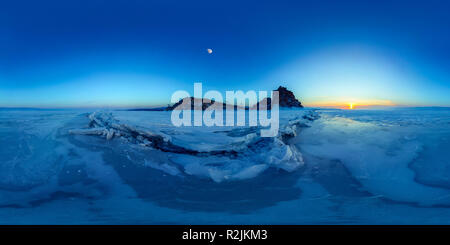 Vue panoramique à 360° de Des fissures dans la glace du lac Baikal au Shaman Rock sur l'île d'Olkhon. Vr 360° panorama sphérique.