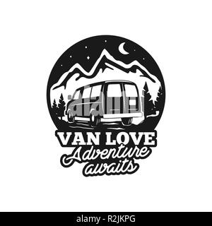 Vintage logo camp dessiné à la main. Van love - adenture citer attend. Heureux dans les montagnes concept. Parfait pour T-shirt, une tasse, un autocollant. Emblème Stock isolé sur fond blanc Banque D'Images