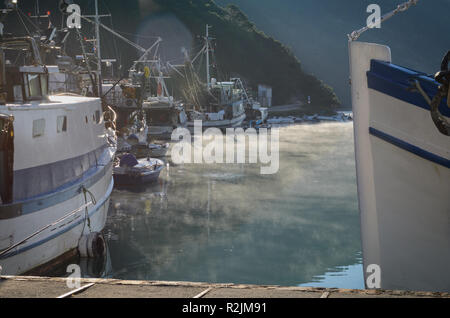 Petit bateau de pêche amarré dans un village de pêcheurs Banque D'Images