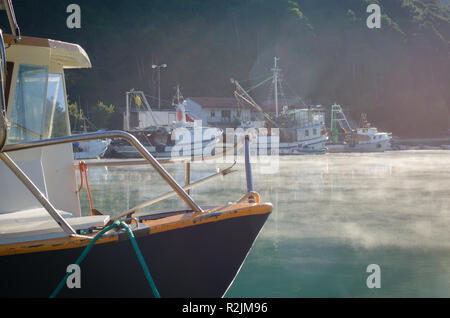 Petit bateau de pêche amarré dans un village de pêcheurs Banque D'Images