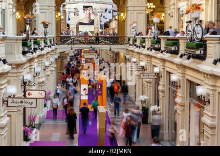 Du grand magasin GUM sur la Place Rouge, Moscou, Russie. Intérieur avec des touristes et des acheteurs. Banque D'Images