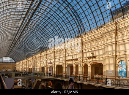 Du grand magasin GUM sur la Place Rouge, Moscou, Russie. Recherche le long d'une des galeries supérieures avec son toit en verre galbé. Banque D'Images