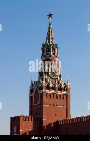 1491 La tour Spasskaya, ou Sauveur, au tour du mur est du Kremlin, Place Rouge, Moscou, Russie. Banque D'Images