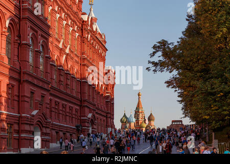 La vue de Carré Manezhnaya dans la Place Rouge et la Cathédrale St Basile, Moscou, Russie. Banque D'Images