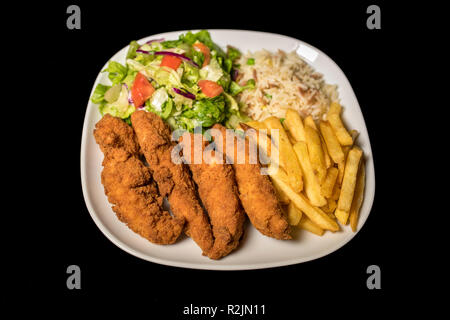 Goujons de poulet servi avec riz, salade et amis français sur la plaque Banque D'Images